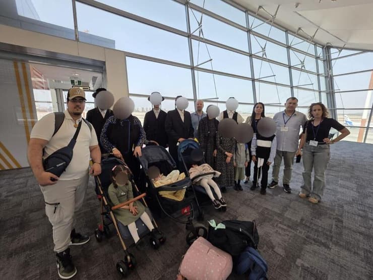 בני המשפחה עם נציגי משרדי ממשלה