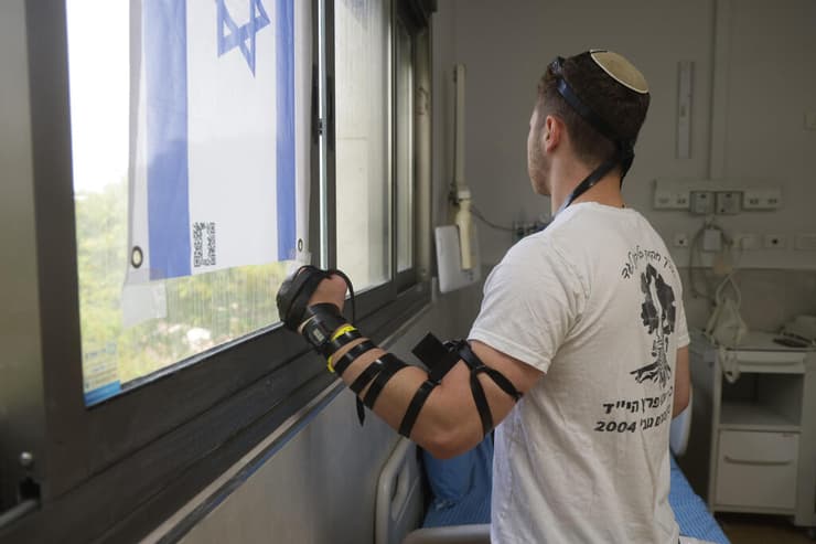 "לא חשבתי על עצמי, חששתי בשביל החברים שלי". א' השבוע במרכז השיקום (צילום: אביגיל עוזי) א', לוחם גולני שנפצע ברצועת עזה, במחלקת השיקום "חוזרים לחיים" בשיבא