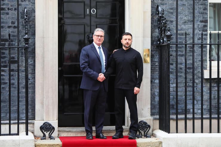 נשיא אוקראינה זלנסקי עם ראש ממשלת בריטניה סטרמר ב דאונינג 10 לונדון
