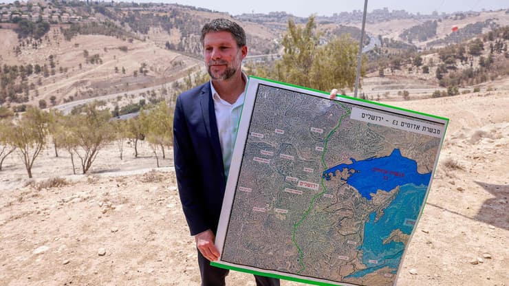 שר האוצר בצלאל סמוטריץ' ליד מעלה אדומים