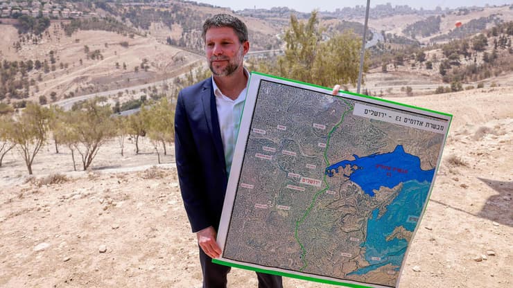 שר האוצר בצלאל סמוטריץ' ליד מעלה אדומים