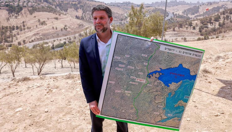 שר האוצר בצלאל סמוטריץ' ליד מעלה אדומים