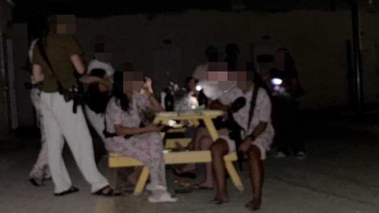 חיילות ששומרות במחנה סיירים תחת החום הכבד