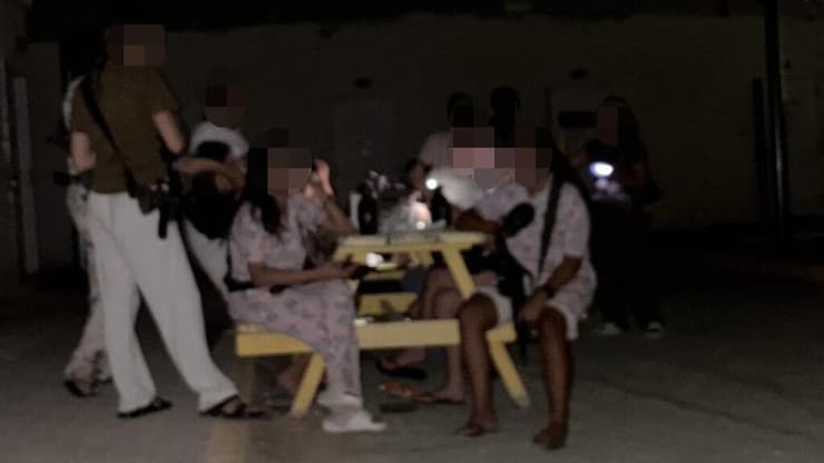 חיילות ששומרות במחנה סיירים תחת החום הכבד