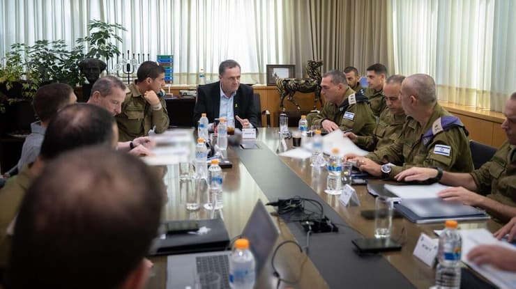 הרמטכ"ל ושר הביטחון בדיון משותף (צילום: שירה קינן, משרד הביטחון) שר הביטחון בדיון עם הרמטכ"ל ובכירים