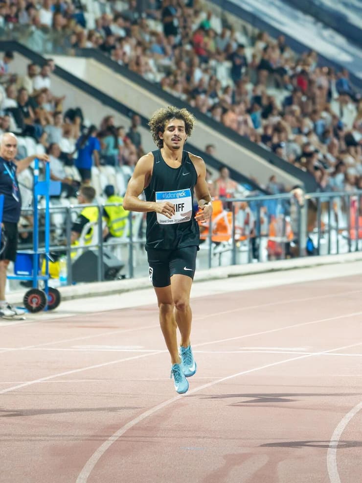 "אין כיף גדול יותר לשבור את השיא במגרש הבית שלי" (צילום: רועי כפיר, איגוד האתלטיקה בישראל) האצן הישראלי עומרי שיף