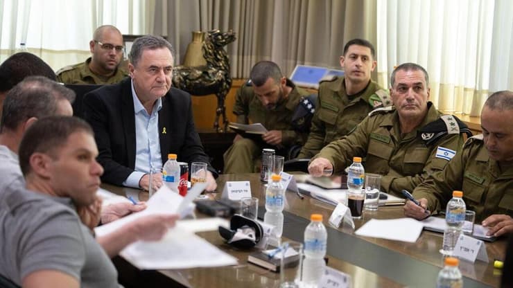 זמיר קרא ל"לכידות בין הדרגים", כ"ץ: "נפעל כאגרוף אחד". הרמטכ"ל והשר בדיון, היום (צילום: שירה קינן, משרד הביטחון) שר הביטחון בדיון עם הרמטכ"ל ובכירים