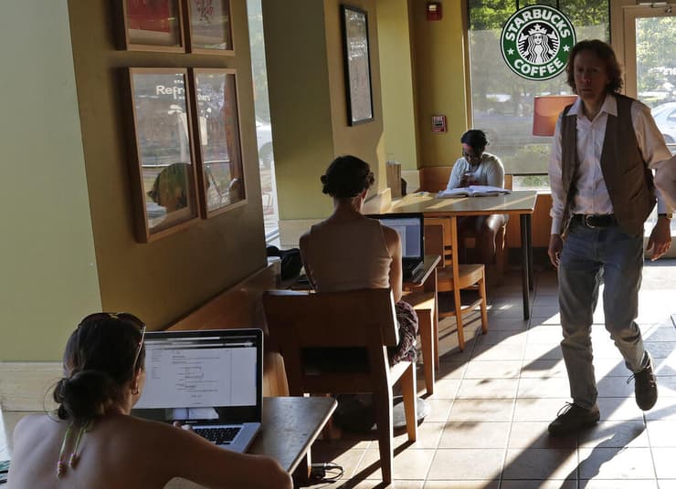 עובדים מרחוק בסניף של סטארבקס במסצ'וסטס