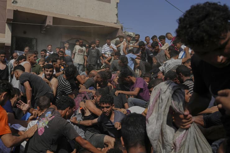 פלסטינים אוספים סיוע המניטרי (צילום: AP Photo/Jehad Alshrafi) פלסטינים אוספים סיוע המניטרי אחרי שהוצנח