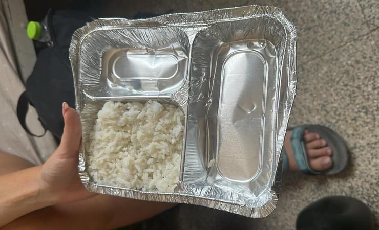 חיילות ששומרות במחנה סיירים תחת החום הכבד