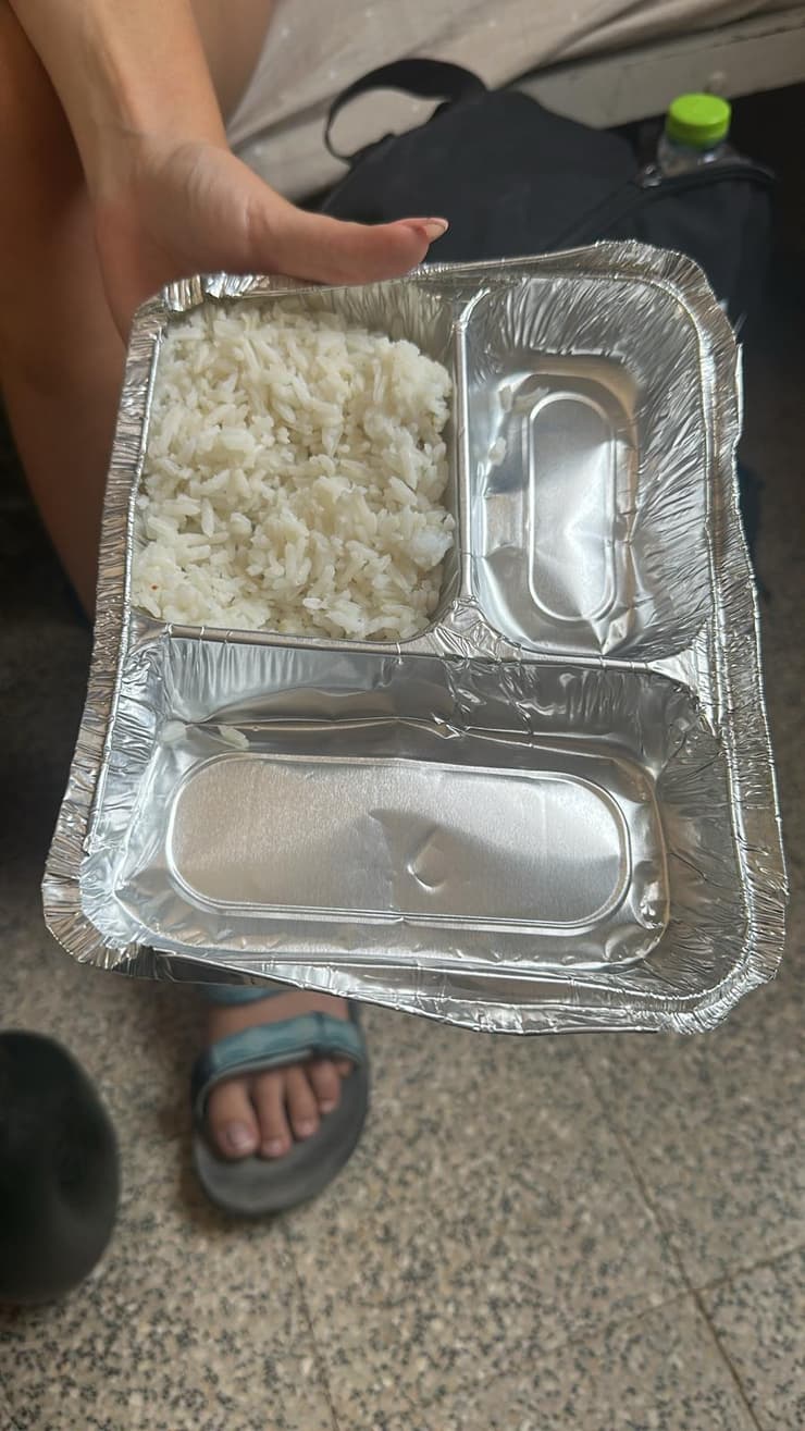 חיילות ששומרות במחנה סיירים תחת החום הכבד