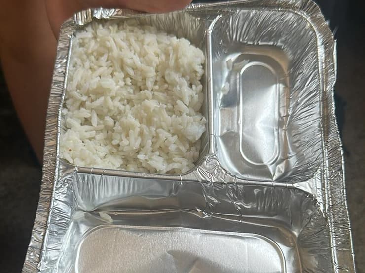 חיילות ששומרות במחנה סיירים תחת החום הכבד