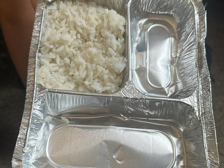 חיילות ששומרות במחנה סיירים תחת החום הכבד