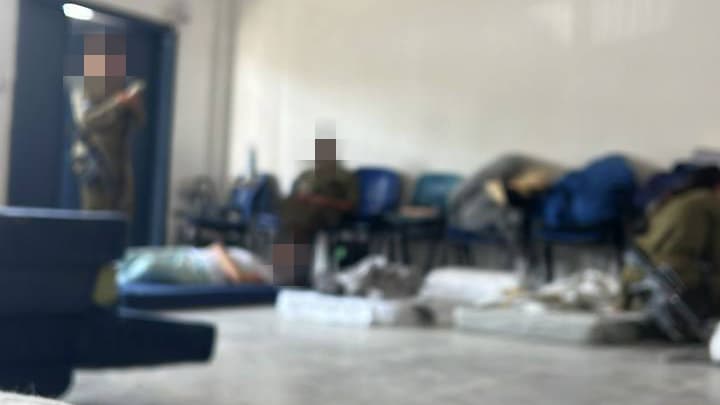 חיילות מעולפות בבסיס סיירים שליד אילת