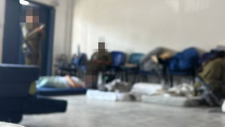 חיילות מעולפות בבסיס סיירים שליד אילת