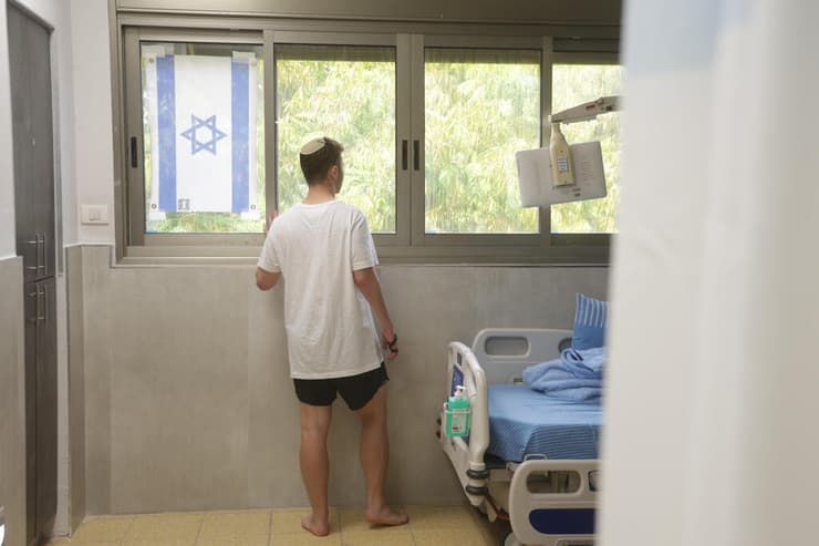 לא כל הפציעות נראות לעין (צילום: אביגיל עוזי) א', לוחם גולני שנפצע ברצועת עזה, במחלקת השיקום "חוזרים לחיים" בשיבא