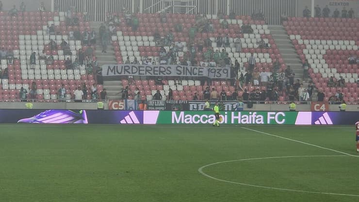 השלט של אוהדי מכבי חיפה נגד ראקוב (צילום מסך מ-X) השלט של אוהדי מכבי חיפה נגד ראקוב