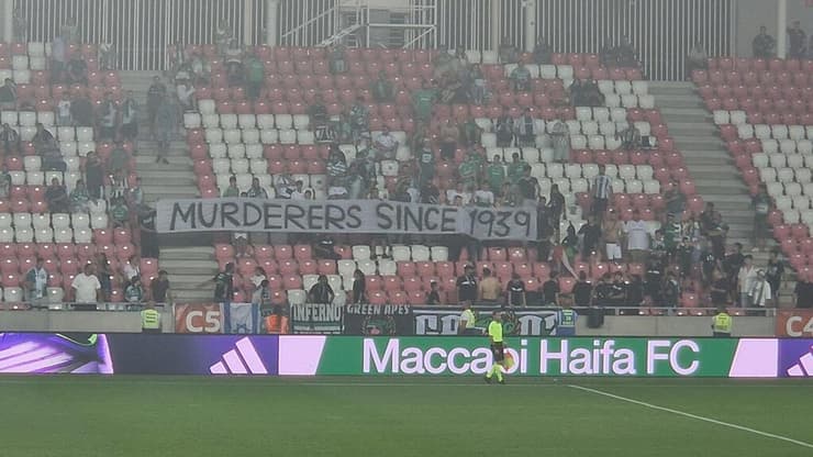 השלט של אוהדי מכבי חיפה שעורר סערה בפולין (צילום מסך מ-X) השלט של אוהדי מכבי חיפה נגד ראקוב
