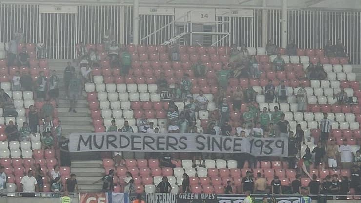 השלט של אוהדי מכבי חיפה נגד ראקוב (צילום מסך מ-X) השלט של אוהדי מכבי חיפה נגד ראקוב