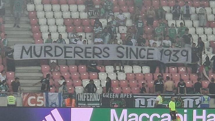 השלט שעורר סערה (צילום מסך מ-X) השלט של אוהדי מכבי חיפה נגד ראקוב