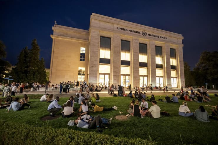 חברי משלחות במנוחה מחוץ לבניין בז'נבה, הלילה
