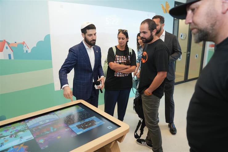 ירדן ואחותו עופרי ביבס-לוי, במשחקייה החדשה  