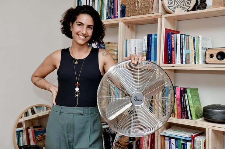 מאיה חציר, סרבנית מזגנים