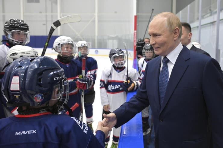 פוטין בביקור בעיר מגדן שבמזרח הרחוק של רוסיה במגרש הוקי קרח לפני פסגה עם טראמפ באלסקה