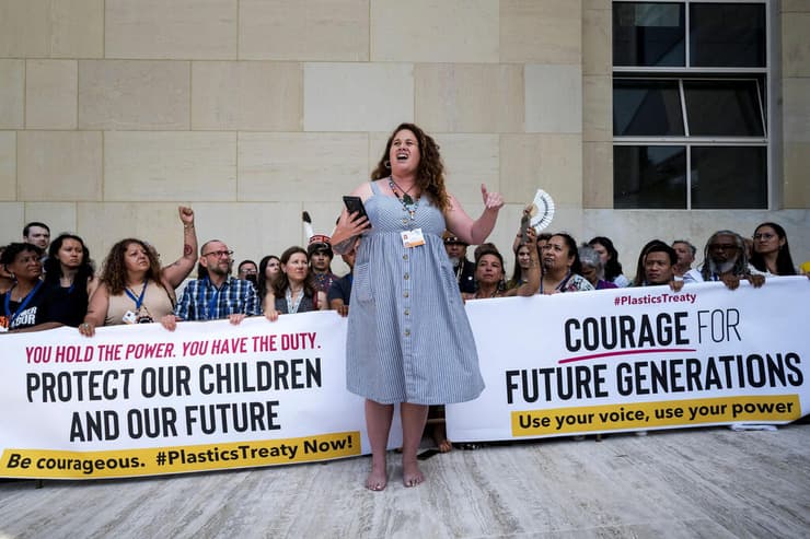 מפגינים שקראו מחוץ לבניין בז'נבה להגיע להסכם