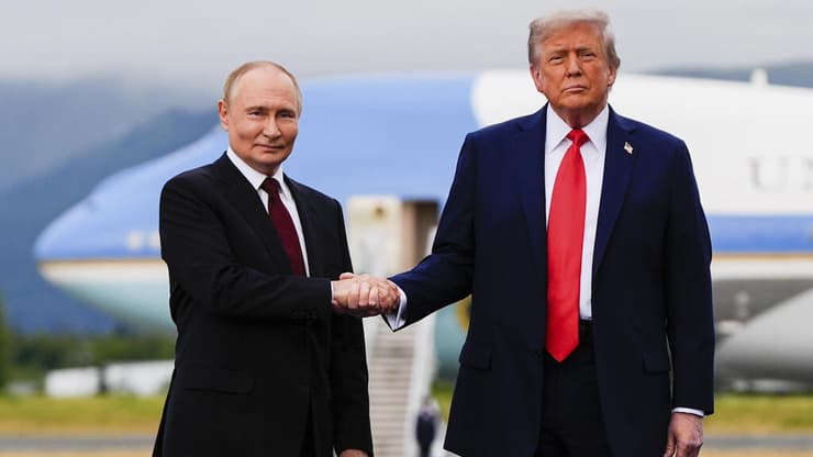 דונלד טראמפ וולדימיר פוטין בפסגה באלסקה