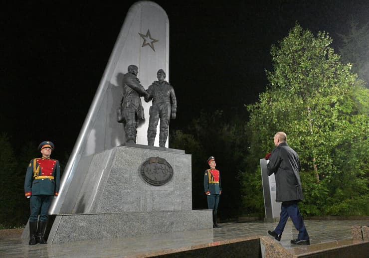 פוטין מניח זרי פרחים באנדרטה לזכר קורבנות רוסים ואמריקנים במלחמת העולם השנייה בביקור בעיר מגדן שבמזרח הרחוק של רוסיה לפני פסגה עם טראמפ באלסקה