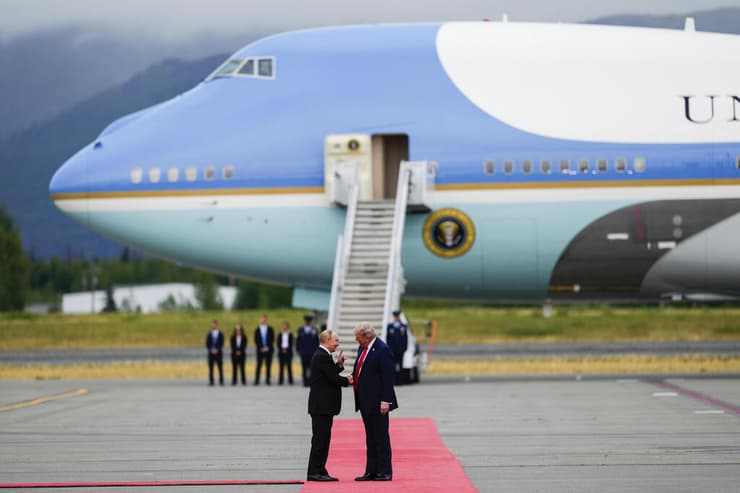 דונלד טראמפ וולדימיר פוטין בפסגה באלסקה