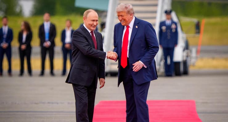 טראמפ לצד נשיא רוסיה פוטין בפסגה באלסקה, 15 באוגוסט