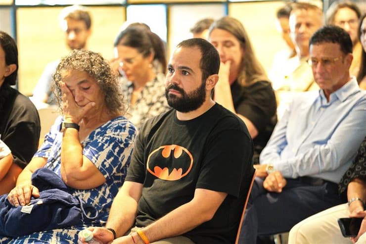 עיניים שמספרות סיפור שלם. ירדן ביבס לצד אמו בטקס חניכת המשחקייה  