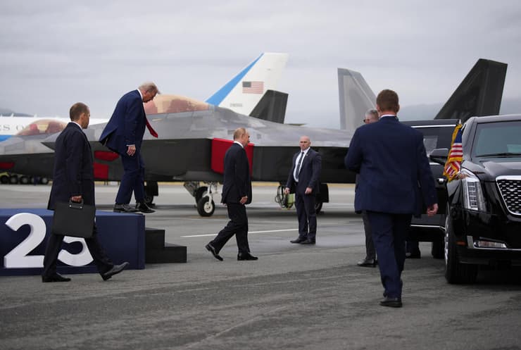 דונלד טראמפ וולדימיר פוטין בפסגה באלסקה