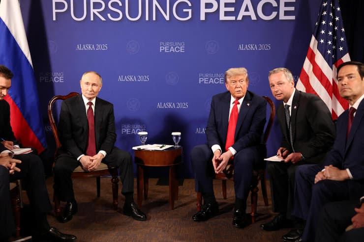 דונלד טראמפ וולדימיר פוטין בפסגה באלסקה