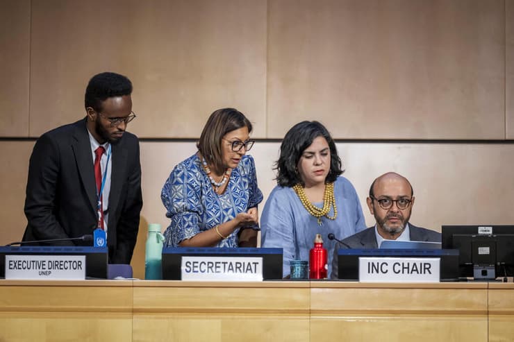 יו"ר הוועידה, לואיס ואיאס ולדיבייסו (מימין), נעל את המפגש ללא הסכמה