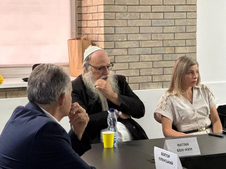 הרב בן נון במרכז התמונה (צילום: אנה הריפס, סוכנות DESS קייב) הרב בן נון במרכז התמונה