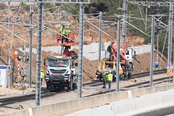 עבודות התיקון, הבוקר (צילום: יאיר שגיא) רכבת משא פגעה בתשתיות במחלף גנות