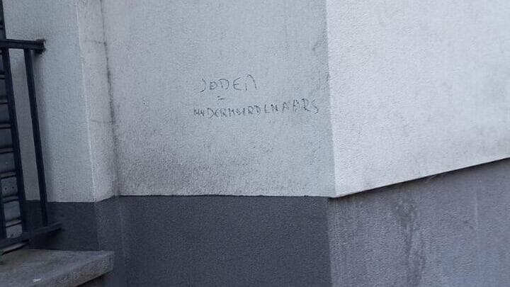 הכתובת שרוססה על בית הכנסת (צילום: מתוך הרשתות החברתיות) הכתובת שרוססה על בית הכנסת