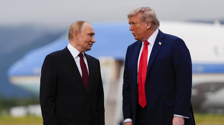 דונלד טראמפ וולדימיר פוטין בפסגה באלסקה (צילום: AP Photo/Julia Demaree Nikhinson) דונלד טראמפ וולדימיר פוטין בפסגה באלסקה