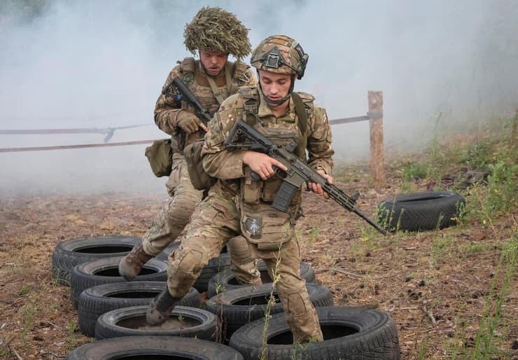 חיילים של צבא אוקראינה בתרגיל ב חרקוב