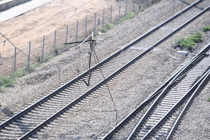 הנזק שגרמה רכבת המשא (צילום: יאיר שגיא) רכבת משא פגעה בתשתיות במחלף גנות