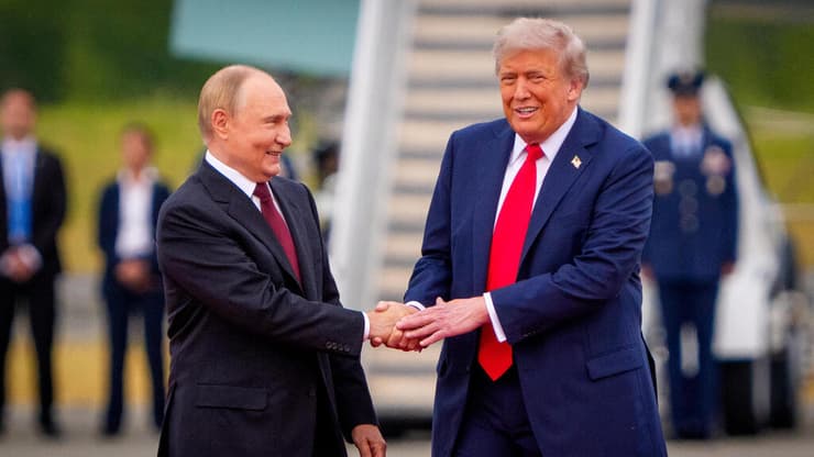 דונלד טראמפ וולדימיר פוטין בפסגה באלסקה