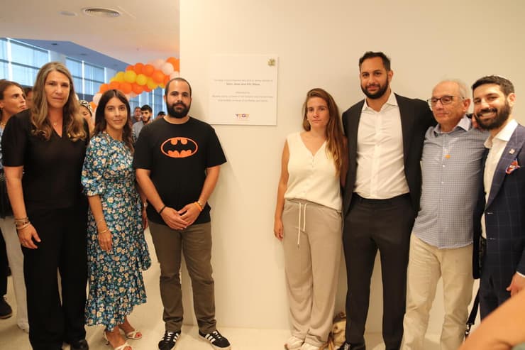 בטקס חניכת המשחקייה. מימין: רבי jj מנכ"ל עמותת "צעצועים של שמחה" בארה"ב, מוריס שניידר דודה של שירי ביבס, התורם ומנחה הטקס שרולי אנאטיאן ודנה סילברמן סיטון, אחותה של שירי ז"ל. משמאל: ירדן ביבס עם התורמת מישל דומב ולצידה מנהלת המרכז הרפואי שניידר, ד"ר אפרת ברון-הרלב 