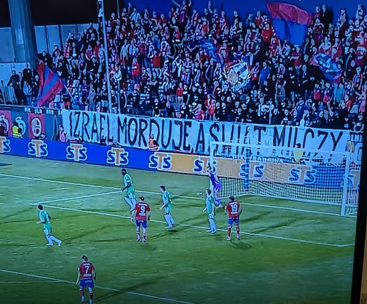 "ישראל רוצחת ילדים". השלט של אוהדי ראקוב נגד מכבי חיפה (צילום מסך מ-X) השלט של אוהדי ראקוב נגד מכבי חיפה