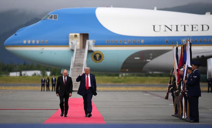 דונלד טראמפ וולדימיר פוטין בפסגה באלסקה