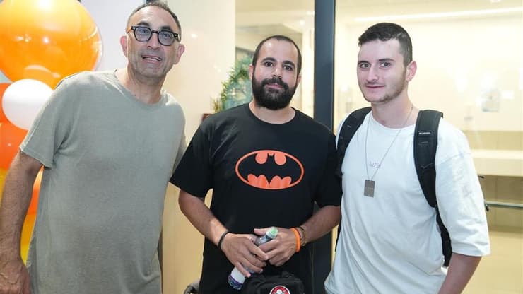"אם הייתי יכול, הייתי נכנס שוב לעזה ועוזר להציל חטופים". איתי עם ירדן וישראל קטורזה, בטקס במרכז הרפואי שניידר   