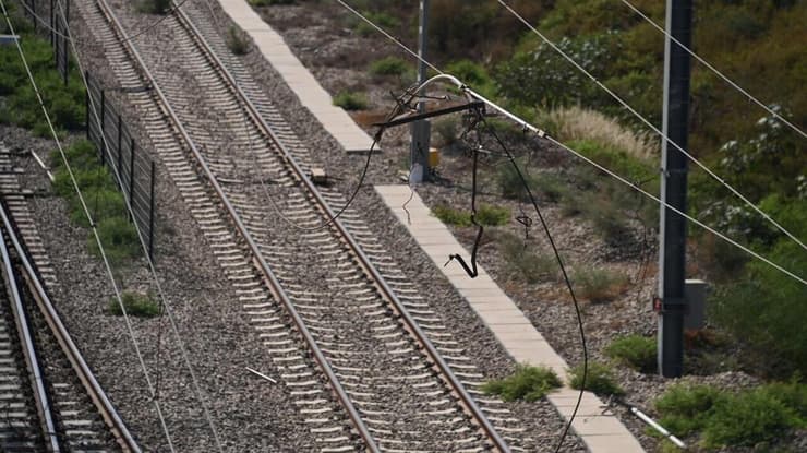 כבלי התשתית הקרועים, ליד צומת גנות (צילום: יאיר שגיא) רכבת משא פגעה בתשתיות במחלף גנות
