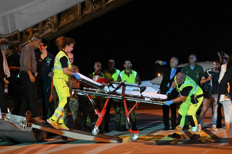 איטליה חולים פלסטינים מגיעים לטיפול נמל תעופה ב רומא